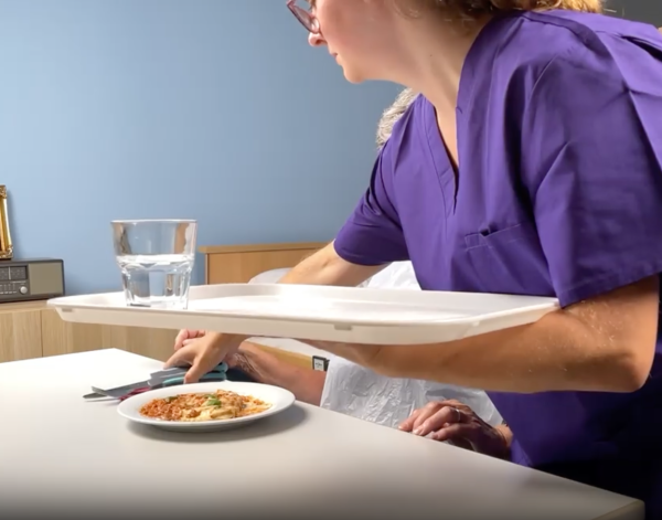 Pflege im Katastrophenschutz: Essen und Trinken